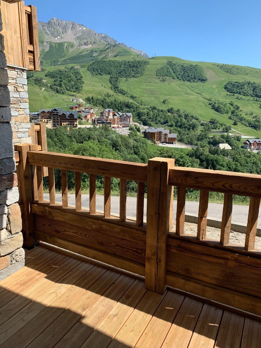 Grand balcon avec une vue magnifique