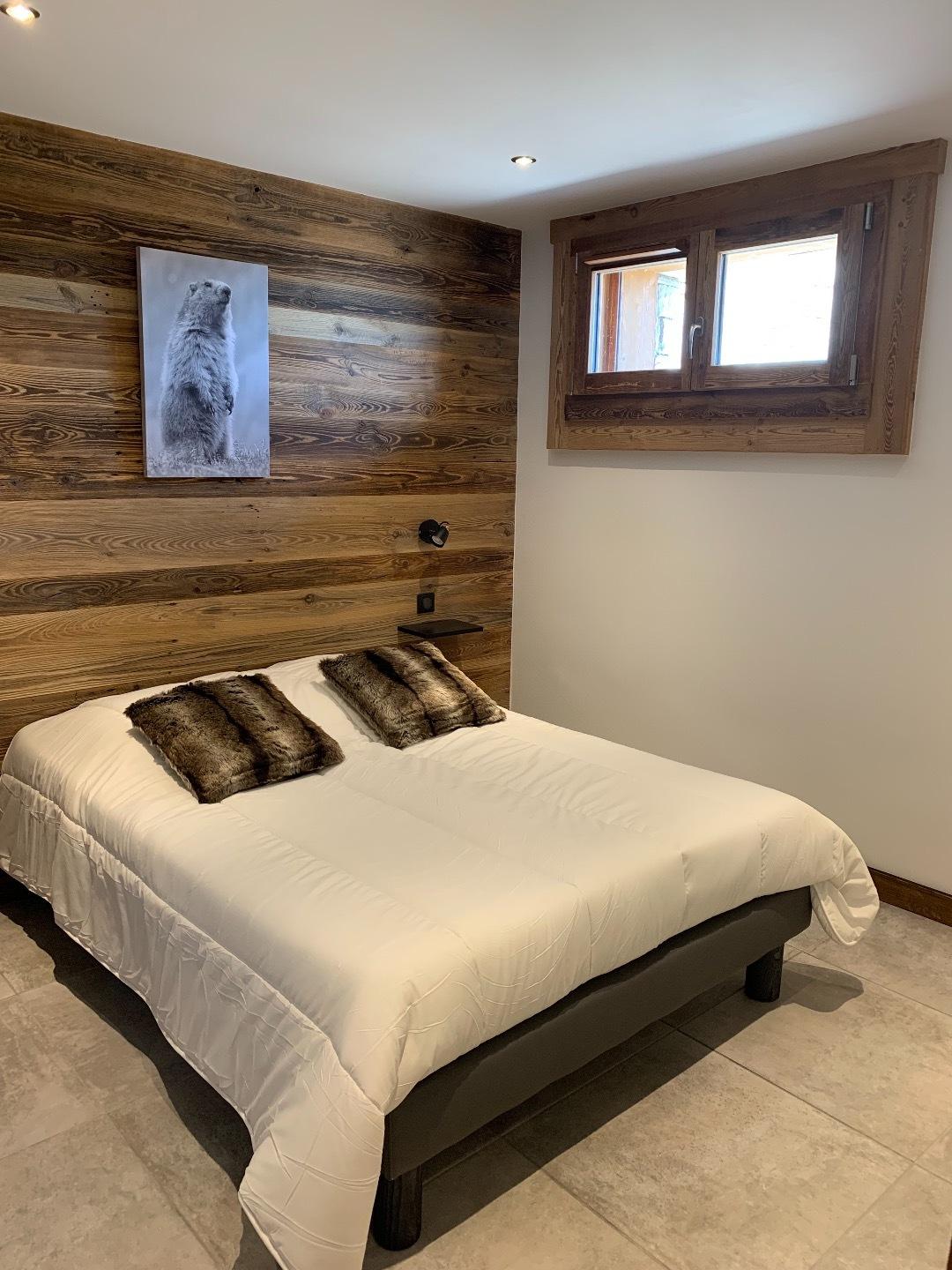 Chambre avec placard et TV